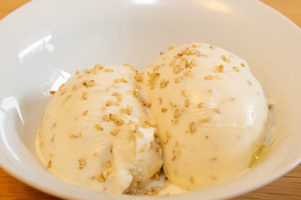 Cremoso helado de miel y sésamo espolvoreado con semillas de sésamo tostadas.