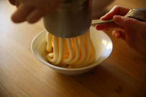 Das Milchcreme-Eis eignet sich für die Herstellung von Spaghetti-Eis.