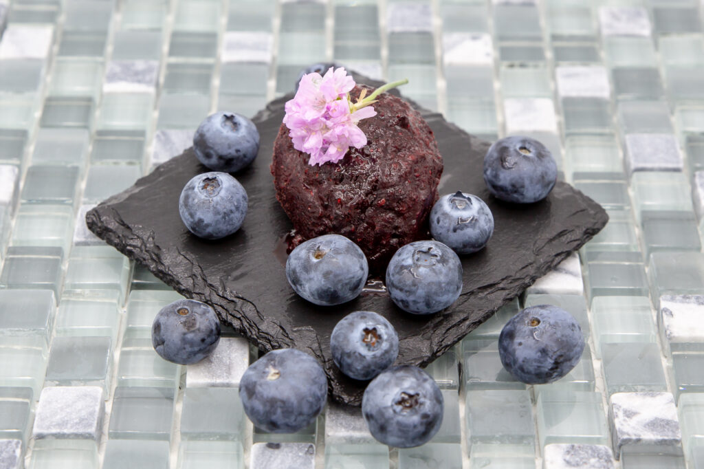 Heidelbeersorbet, angerichtet mit Blaubeeren