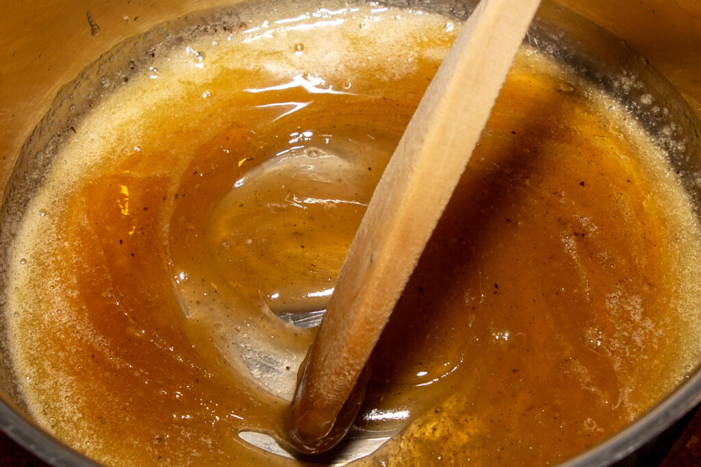 Remover la mezcla de mantequilla y azúcar con una cuchara de madera