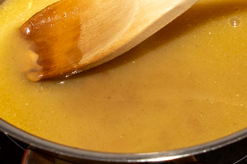 La salsa de caramelo terminada tiene un bonito color dorado y una consistencia cremosa