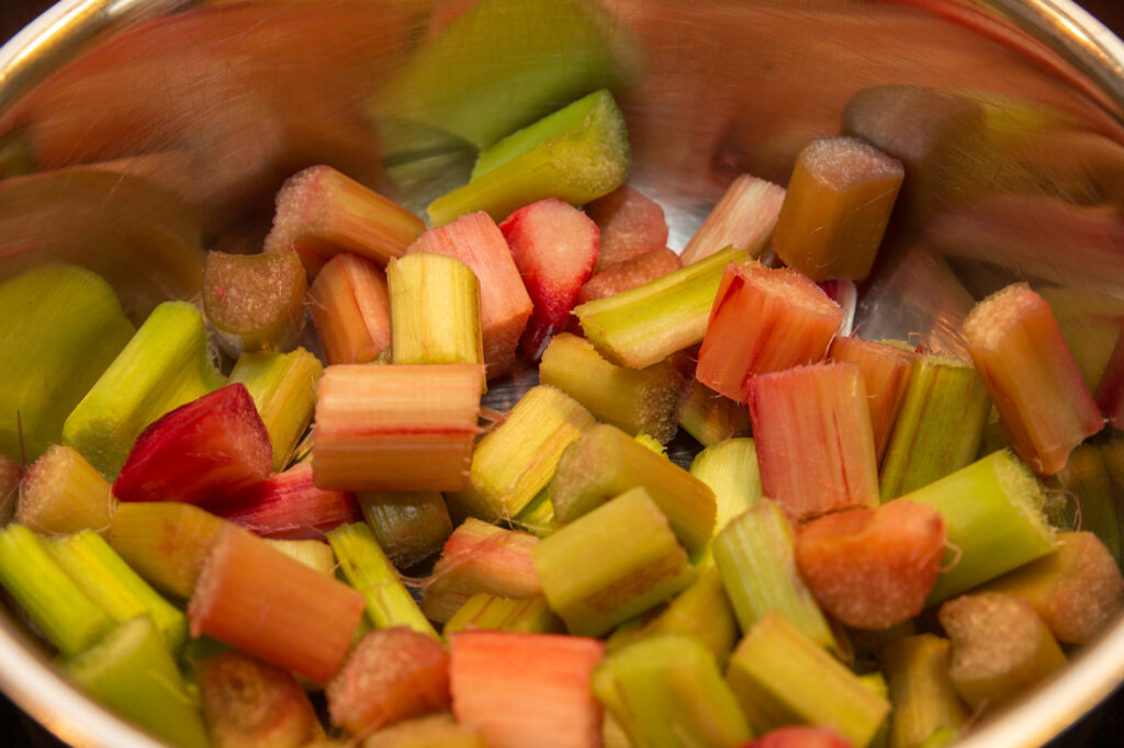 Rhubarb is mainly available in the first half of the year. Home-made rhubarb ice cream should therefore only be offered then.