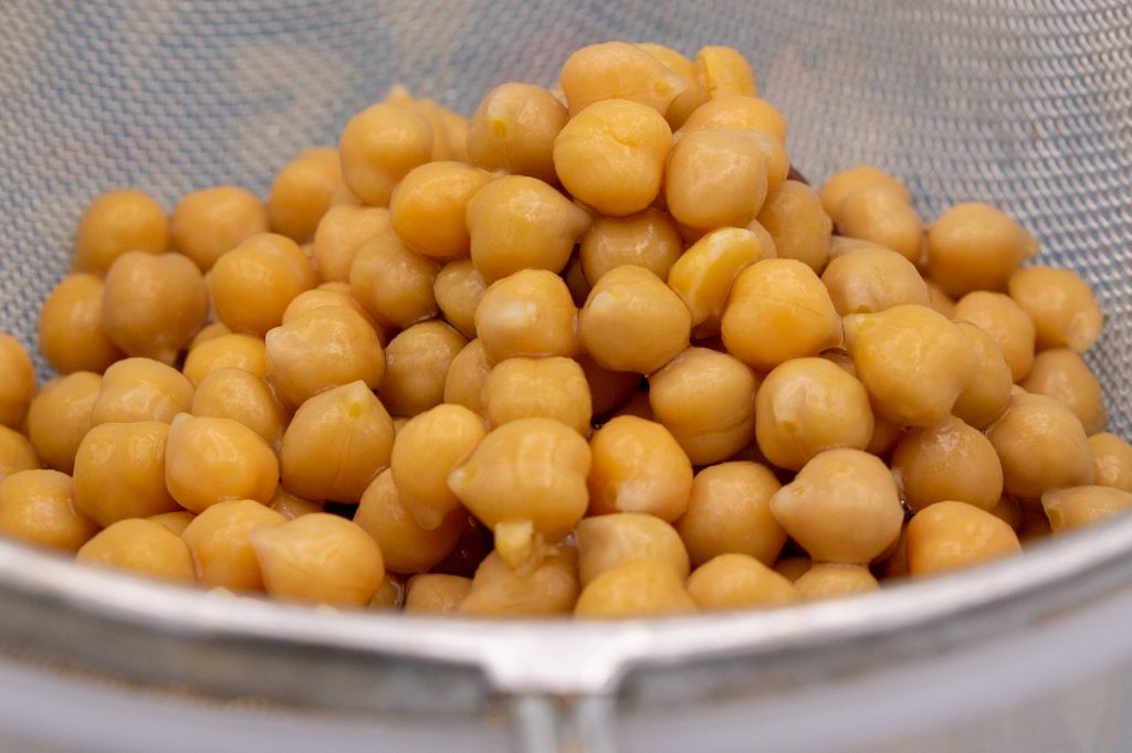 Für Aquafaba benötigt man das Abtropfwasser von zum Beispiel Kichererbsen