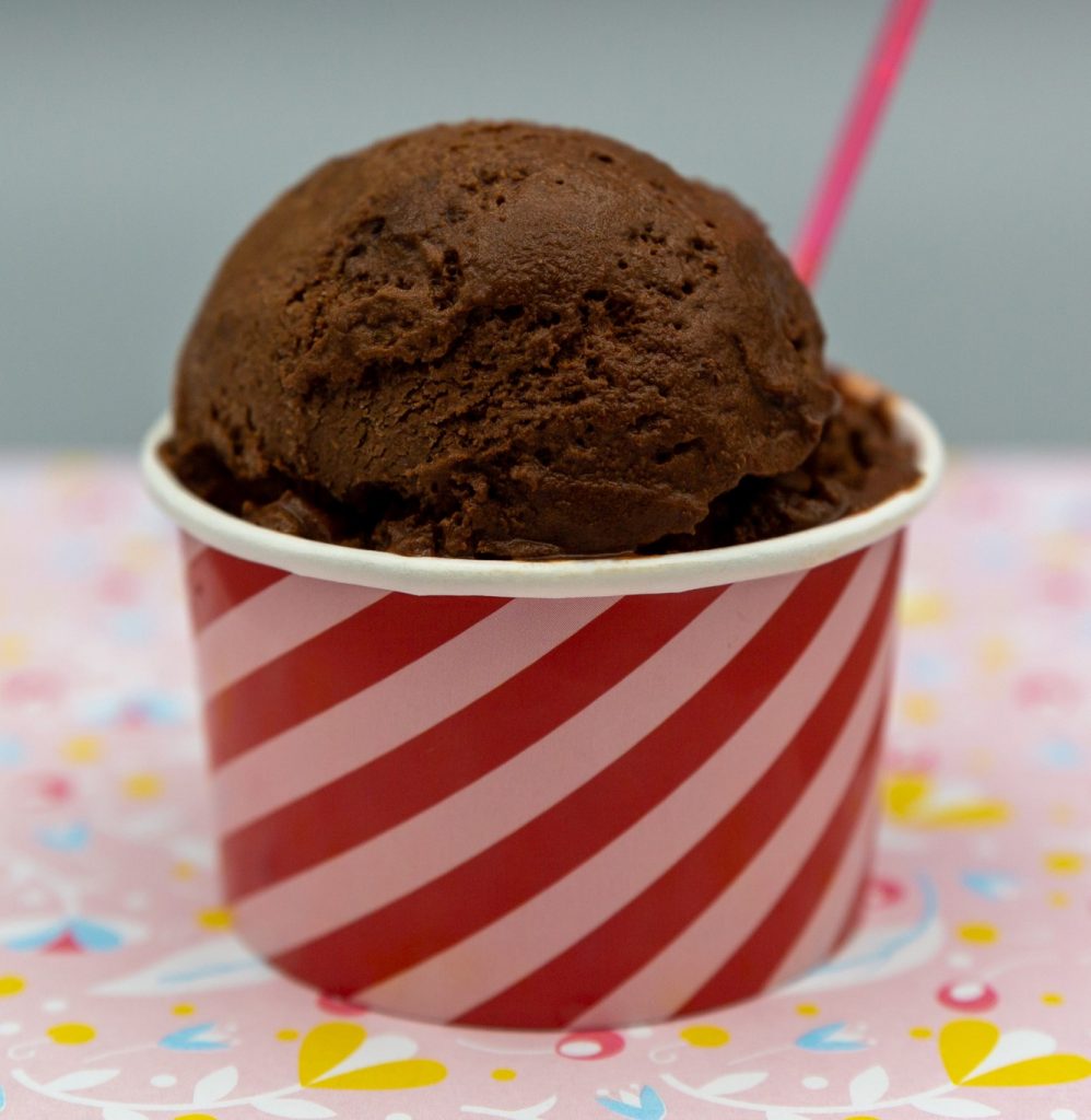 Ein vollkommen veganes Schokoladen-Eis: locker und schokoladig