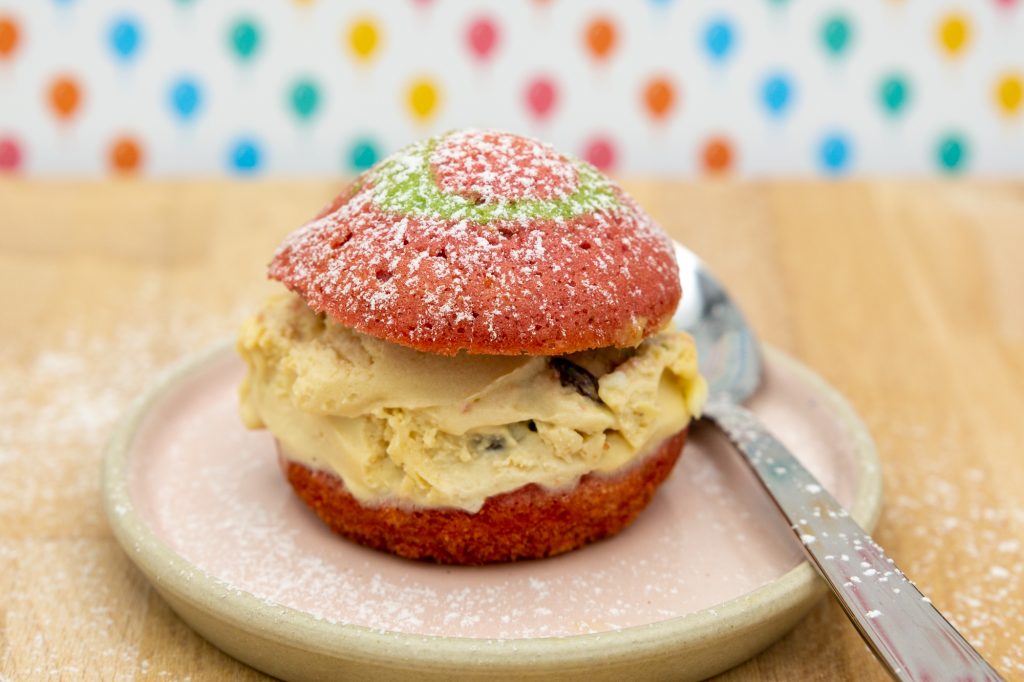 Malaga ice cream arranged between a coloured sponge muffin