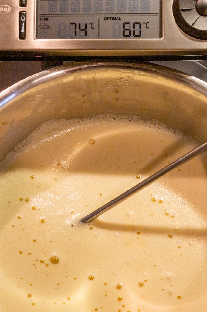 Die Ei-Milch-Masse sollte 10 Minuten bei ca. 75°C erhitzt werden