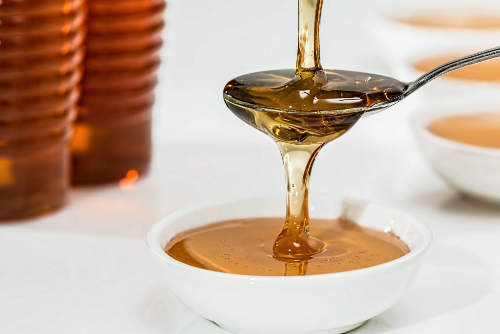 Honig sollte nur in die handwarme Eismasse gegeben werden, damit die wichtigen Inhaltsstoffe nicht zerstört werden