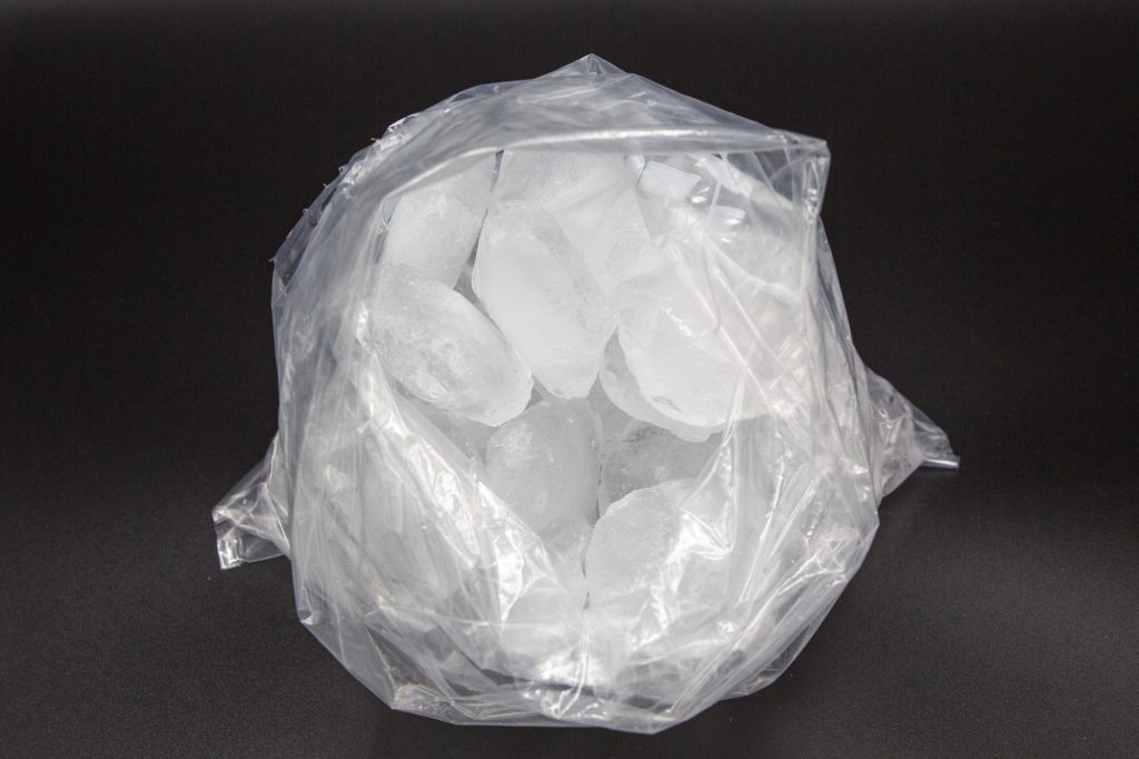 Coloque los cubitos de hielo y la sal en una bolsa de congelación de 3 litros.