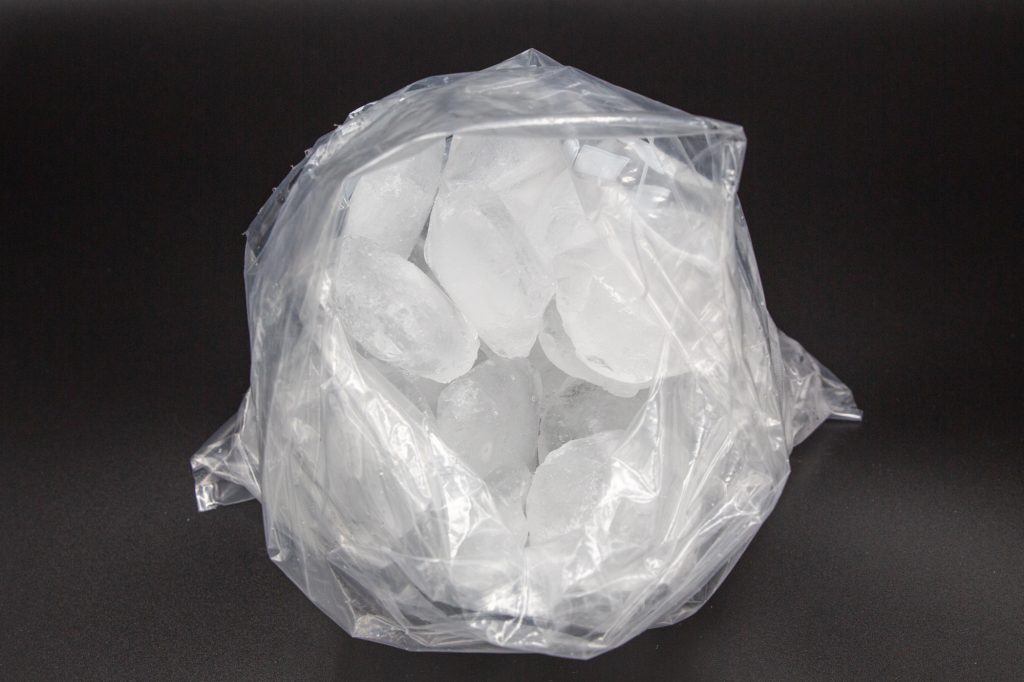 Put the ice cubes and salt into a 3-litre freezer bag