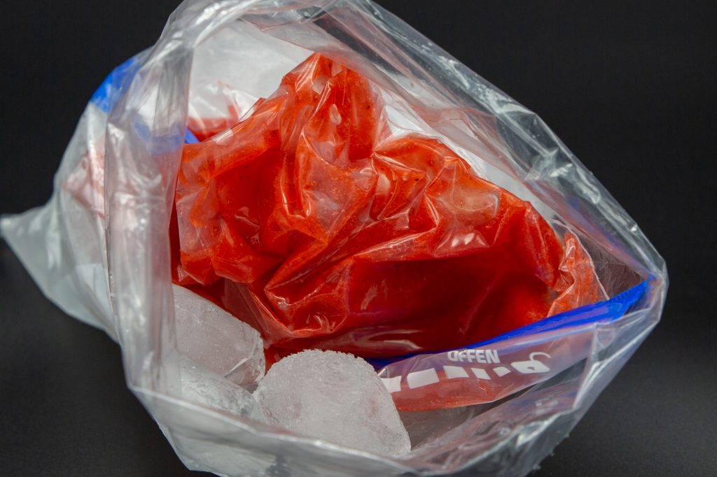 Der Beutel mit der Eismasse kommt in die Mitte der Eiswürfel und dann wird geschüttelt