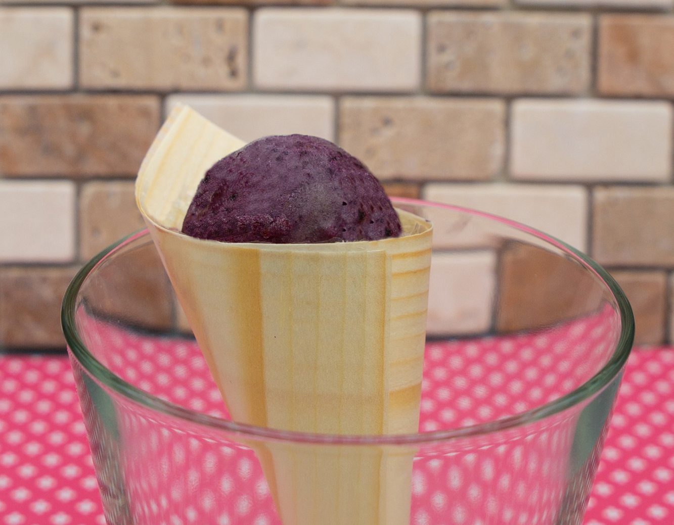 Cassis-Eis: ein Milcheis mit Johannisbeere - eis-macher.de
