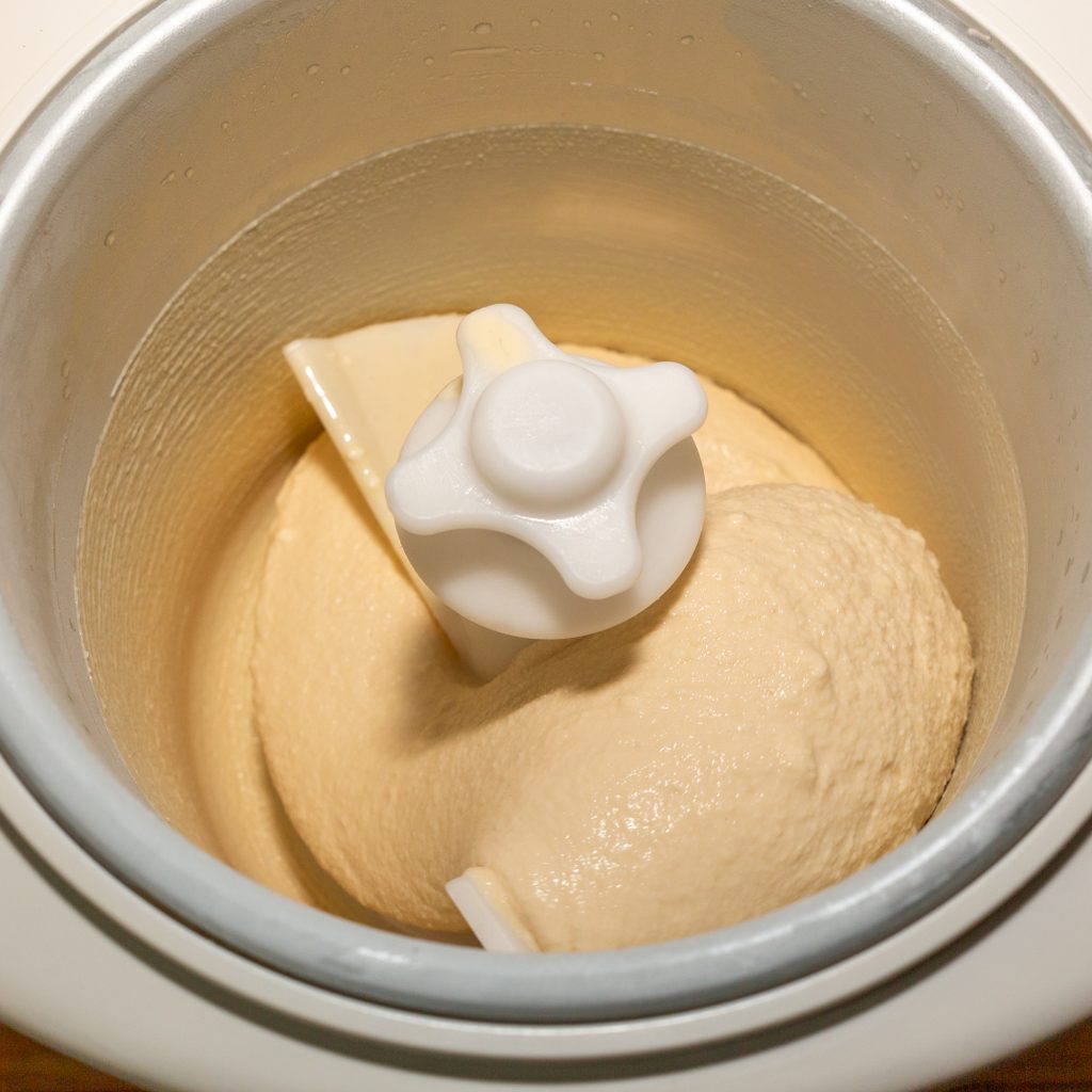 Nemox Gelatissimo Hier sieht man die Eisschicht, die sich bildet, weil ein geringer Abstand zwischen Rührwerk und Behälter vorhanden ist. Nicht dramatisch, aber dennoch ein kleiner Minuspunkt.