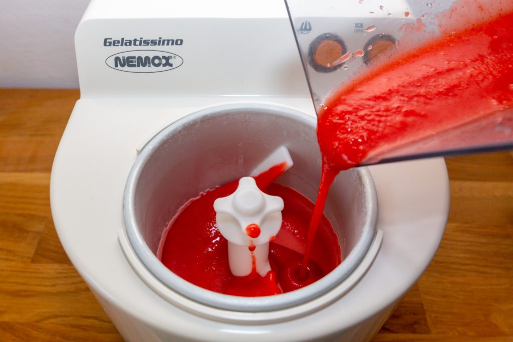Nemox Gelatissimo Himbeer-Sorbet Zubereitung in meiner Nemox Gelatissimo. Alle Eisrezepte auf meiner Seite funktionieren ganz hervorragend mit dieser Eismaschine.