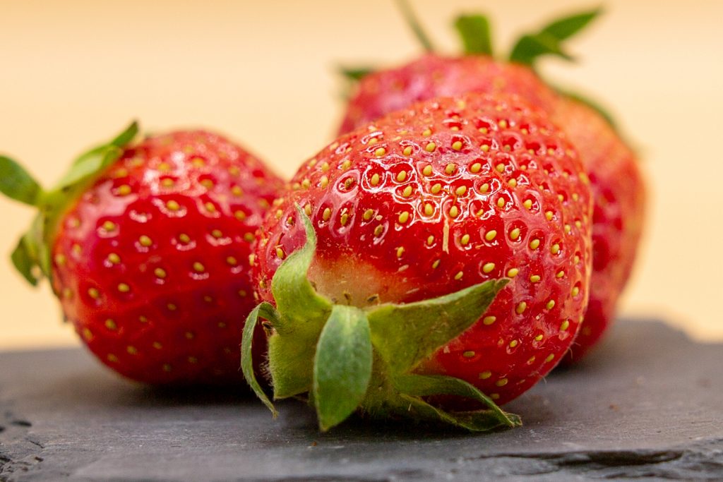 Erdbeeren Frische oder gefrorene Erdbeeren können als Grundlage für die Erdbeer-Sauce dienen.
