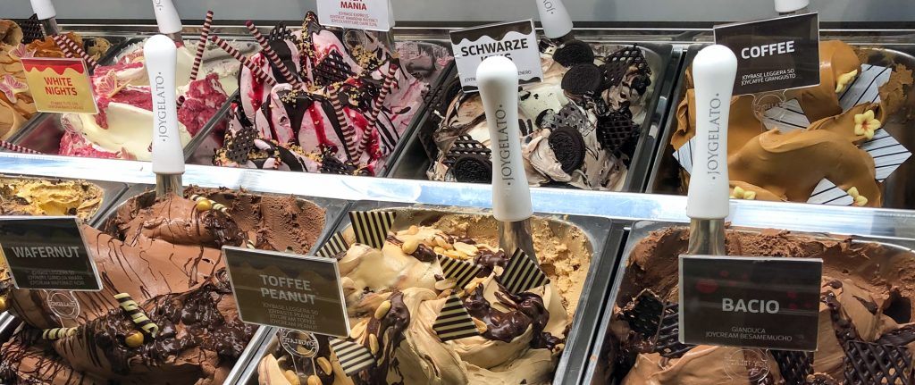 Die schön dekorierte Eisauslage von Joygelato auf der GELATISSIMO 2020 - allerdings leider mit vielen Zusatzstoffen