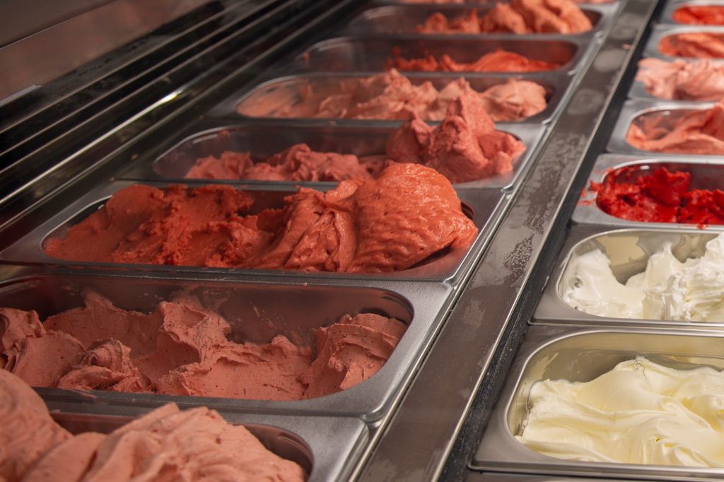 Eine der Truhen des Wettbewerbs voll mit verschiedenen Varianten von Erdbeer- und Joghurt-Eis.