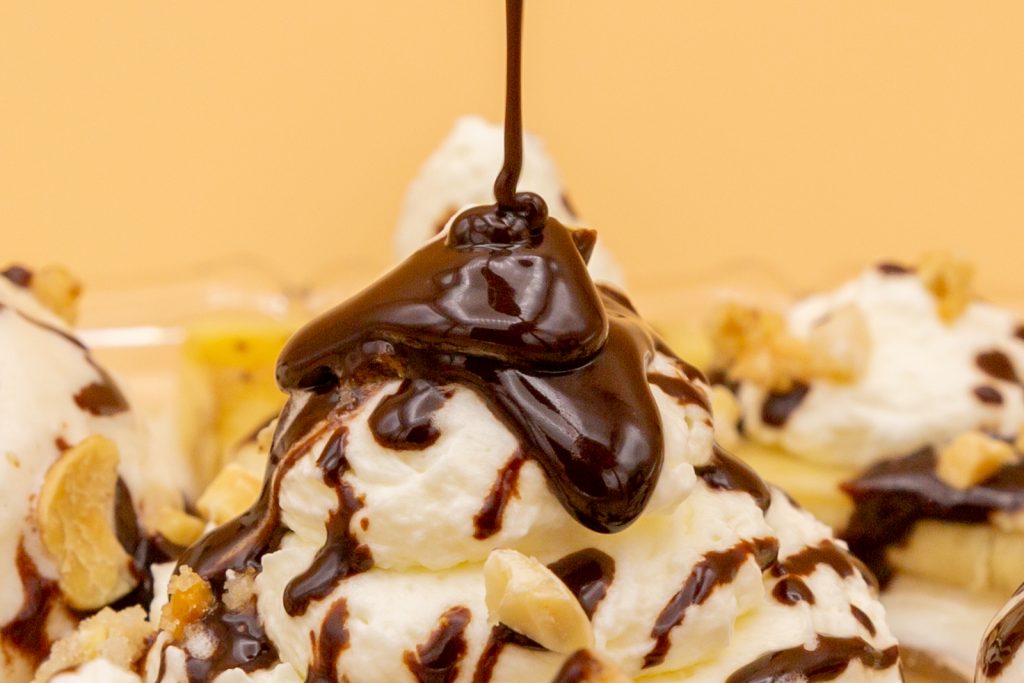 You can decorate all kinds of desserts with this nice, creamy chocolate sauce.