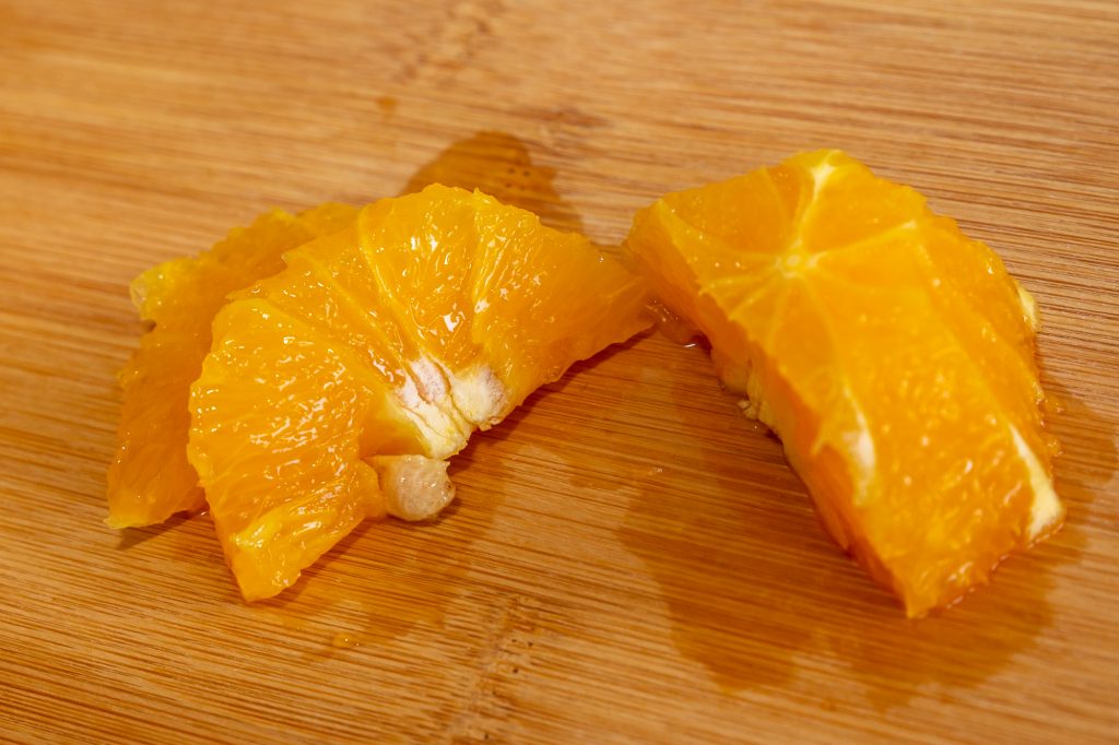 Die Kerne sollten sorgfältig entfernt werden, sonst wird das Eis bitter. Am besten fallen sie auf, wenn man die Orange in Scheiben schneidet.
