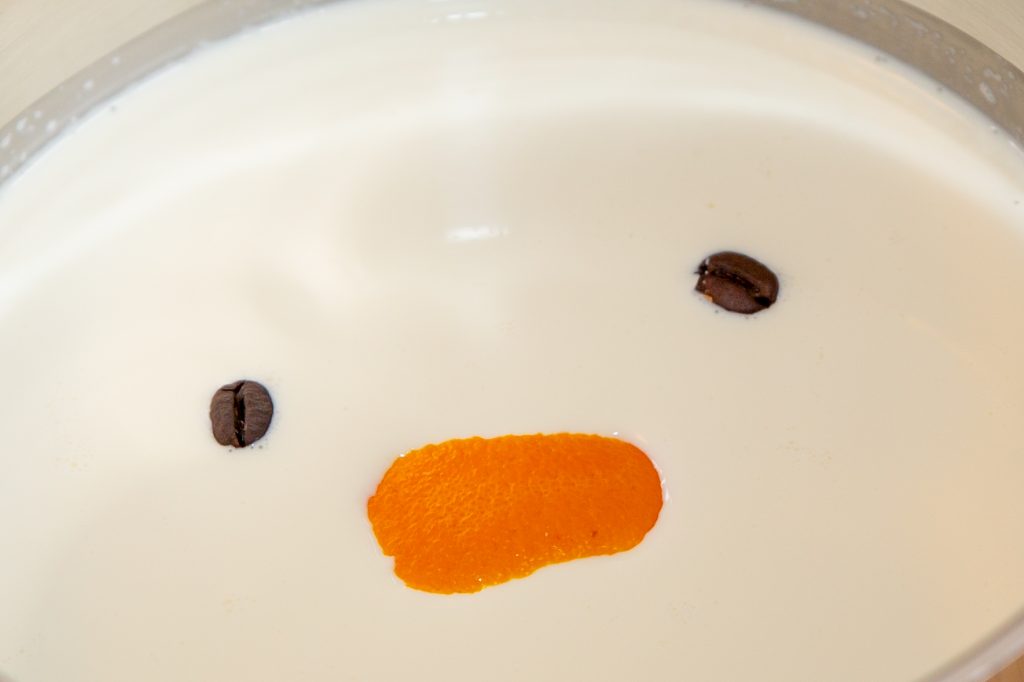 Die Eismasse wird mit Kaffeebohnen und Orangenschale aromatisiert. Dabei kann auch mal ein niedliches Gesicht entstehen.