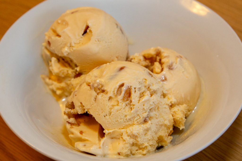 Pinienkern-Eis hat einen sehr feinen Geschmack aufgrund des verarbeiteten Honigs und der Pinienkerne.