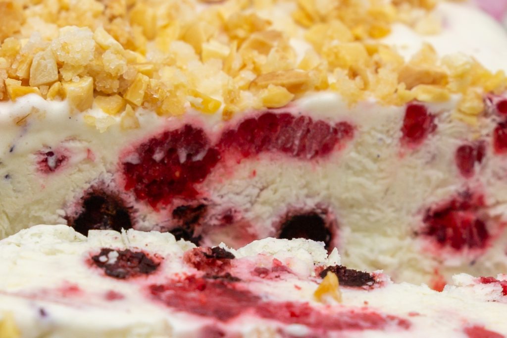 Tonkabohnen-Eis Früchte mit Hohlraum wie z.B. Himbeeren sollten für das Parfait zerkleinert werden, damit keine Luftlöcher entstehen.