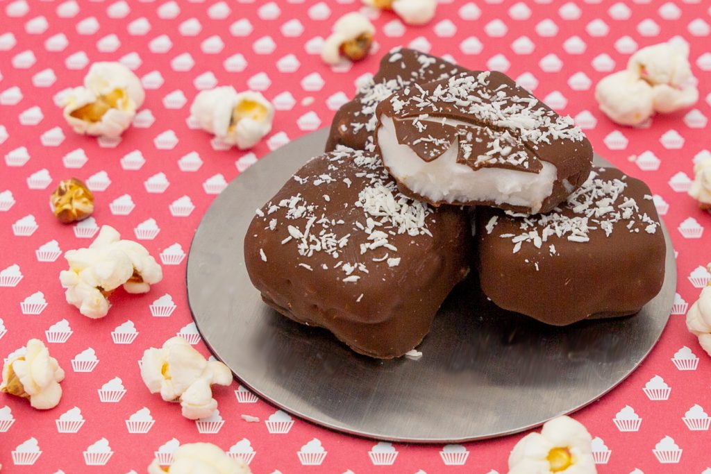 Leckeres Kokosjoghurt-Eiskonfekt mit einem cremigen Inneren und einer knackigen Schokoladenhülle. Popcorn und Eiskonfekt gehören für mich zum Kinoerlebnis dazu.