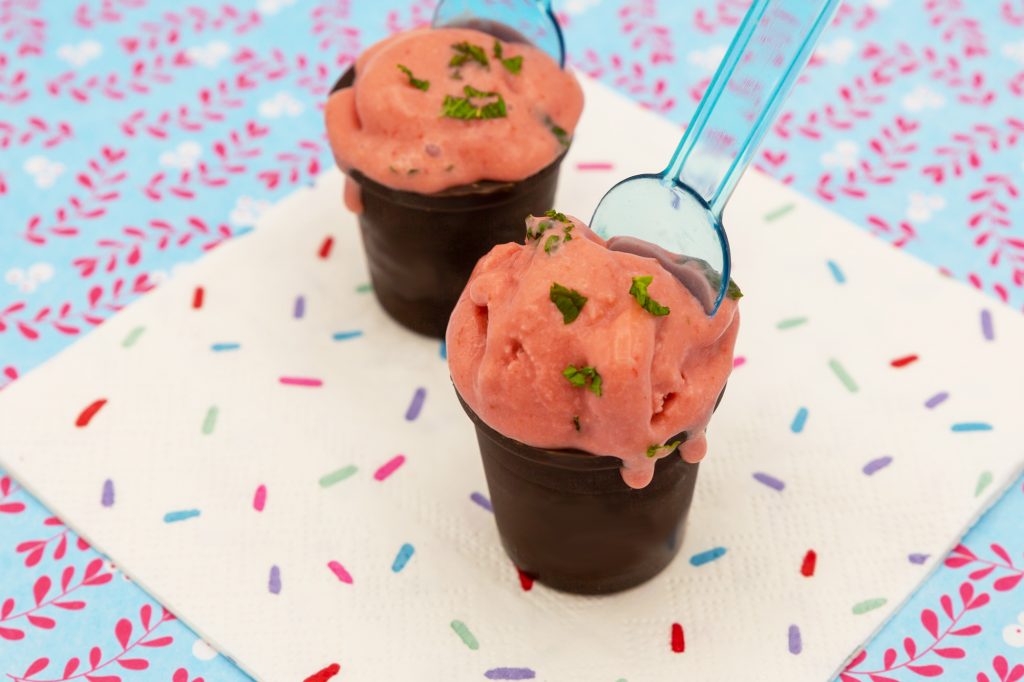Dunkle Schokolade, wie z.B. ein Schoko-Cup, passt besonders gut zu diesem Erdbeer-Eis Rezept.