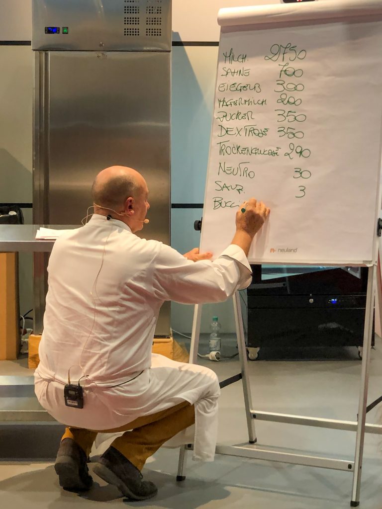 Filippo Zampieron beim Aufschreiben des Rezepts für Vanille-Eis auf der Gelatissimo 2020.
