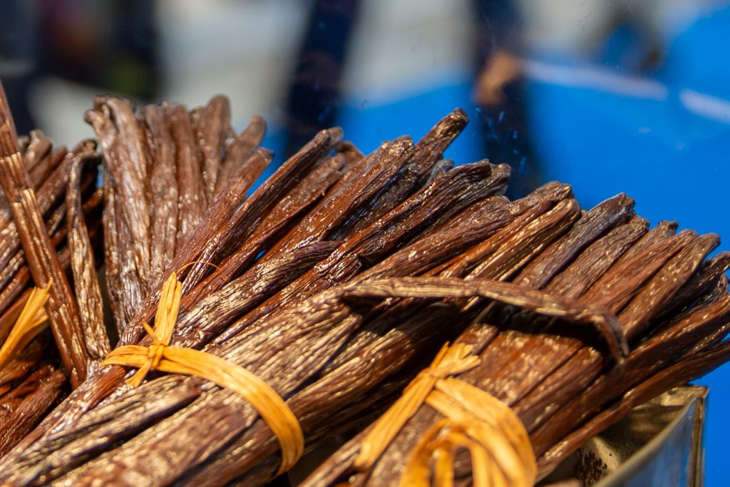 Vanillin ist nie ein vollwertiger Ersatz für den Geschmack einer echten Schote. Allerdings könnte der weltweite Bedarf nie durch echte Vanille gedeckt werden.