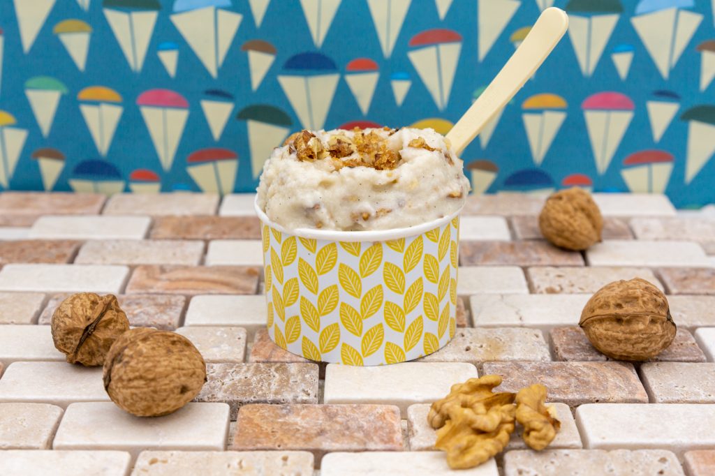 Veganes Walnuss-Eis Veganes Walnuss-Eis mit karamellisierten Walnüssen