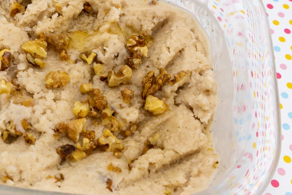 Veganes Walnuss-Eis Die Alternative mit Banane führt zu einem etwas gröberen Walnuss-Eis, das auch von der Farbe dunkler ist.