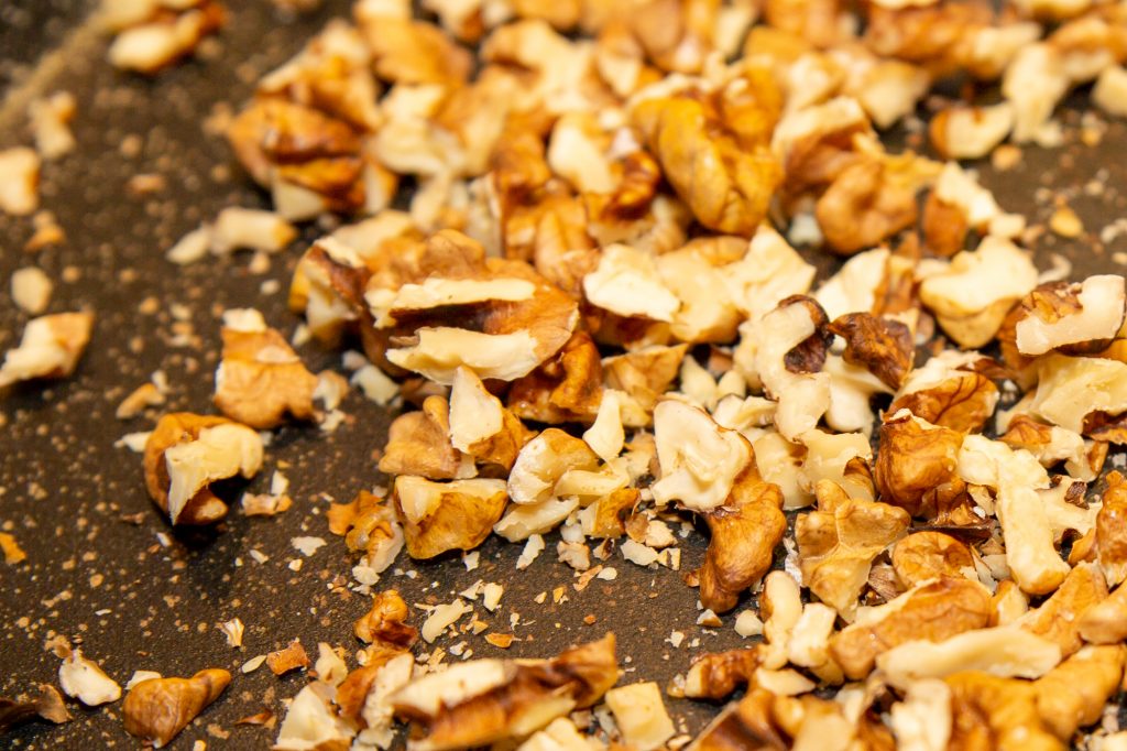 Veganes Walnuss-Eis Walnüsse in einer Pfanne vorsichtig anrösten und zum Schluss, den restlichen Ahornsirup darüber geben.
