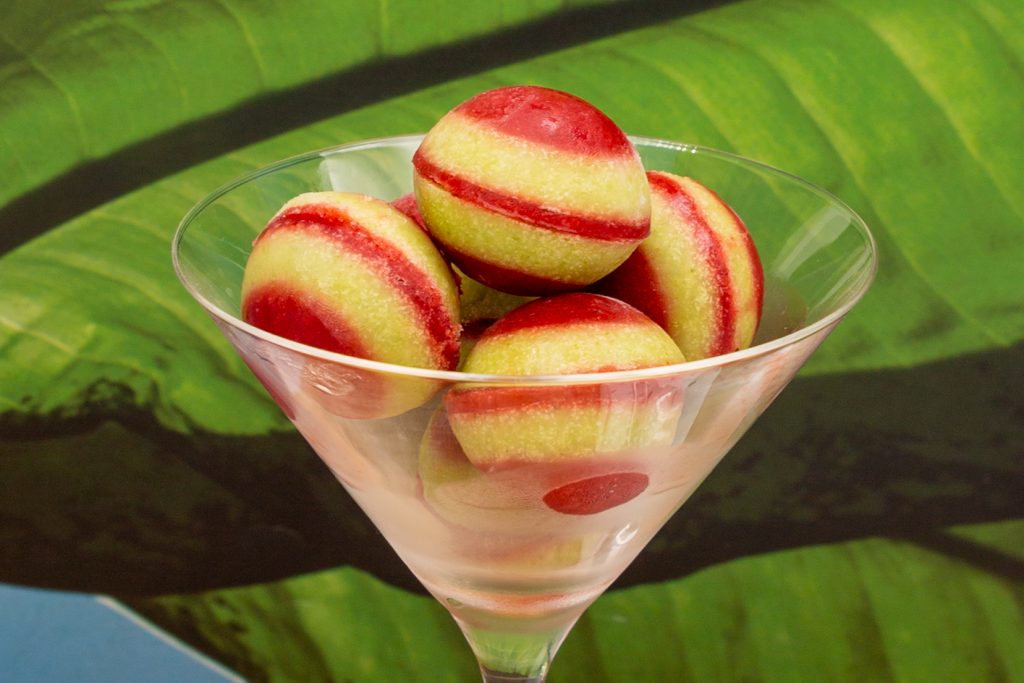 Ananas-Eis Ananas-Eis geschichtet mit Erdbeer-Sorbet als Kugeln.