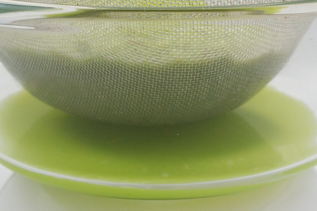 The apple-celery mass is passed through a sieve and the liquid is collected.