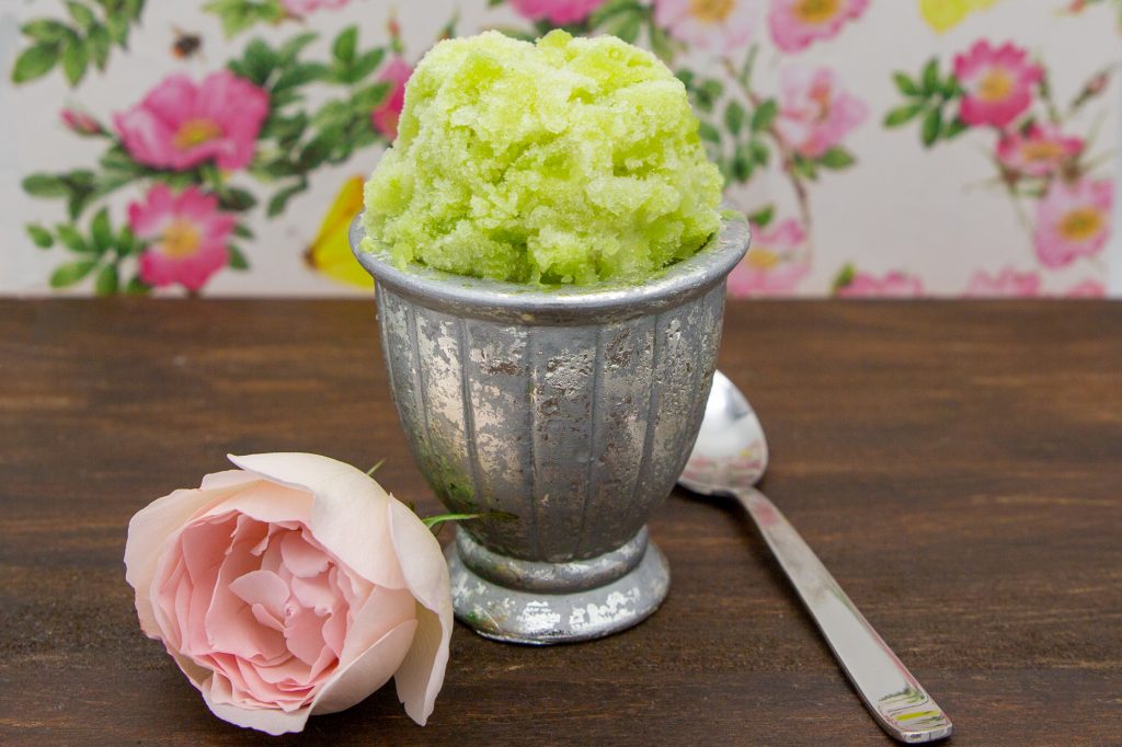 Apple sorbet can be served very well as an intermediate course.