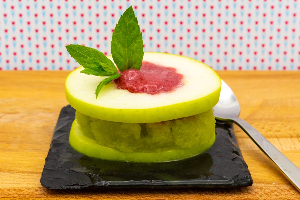 Apfel-Sorbet Apfel-Sorbet mit Sellerie zwischen zwei Apfelscheiben arrangiert. Bei der obersten Scheibe habe ich mit einem Ausstecher, das Kerngehäuse entfernt und Himbeer-Sorbet eingefüllt.