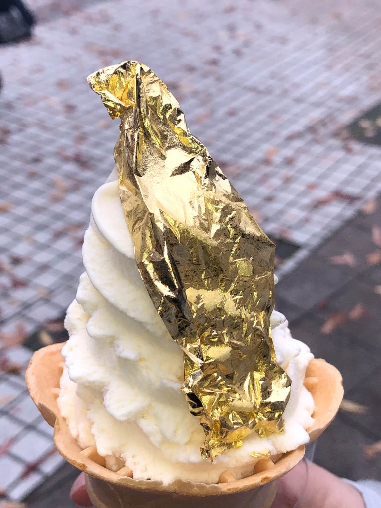 This is not the most expensive ice cream in the world, but a soft ice cream with gold leaf. Even this ice cream cost the equivalent of 7 Euros and was eaten by us in Kanazawa, Japan.