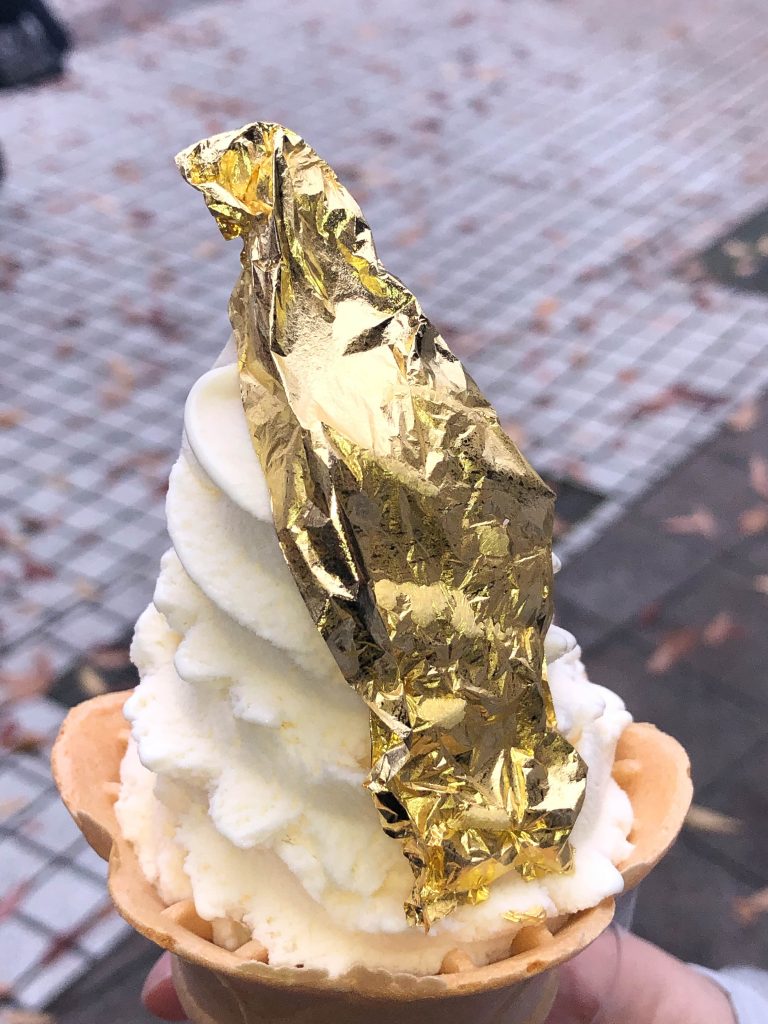 Dies ist nicht das teuerste Eis der Welt, sondern ein Softeis mit Blattgold. Auch dieses kostete damals schon umgerechnet 7 Euro und wurde von uns in Kanazawa in Japan verspeist.