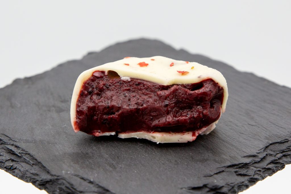 Veganes Heidelbeer-Eis als Eiskonfekt mit knackiger weißer Schokoladenhülle.