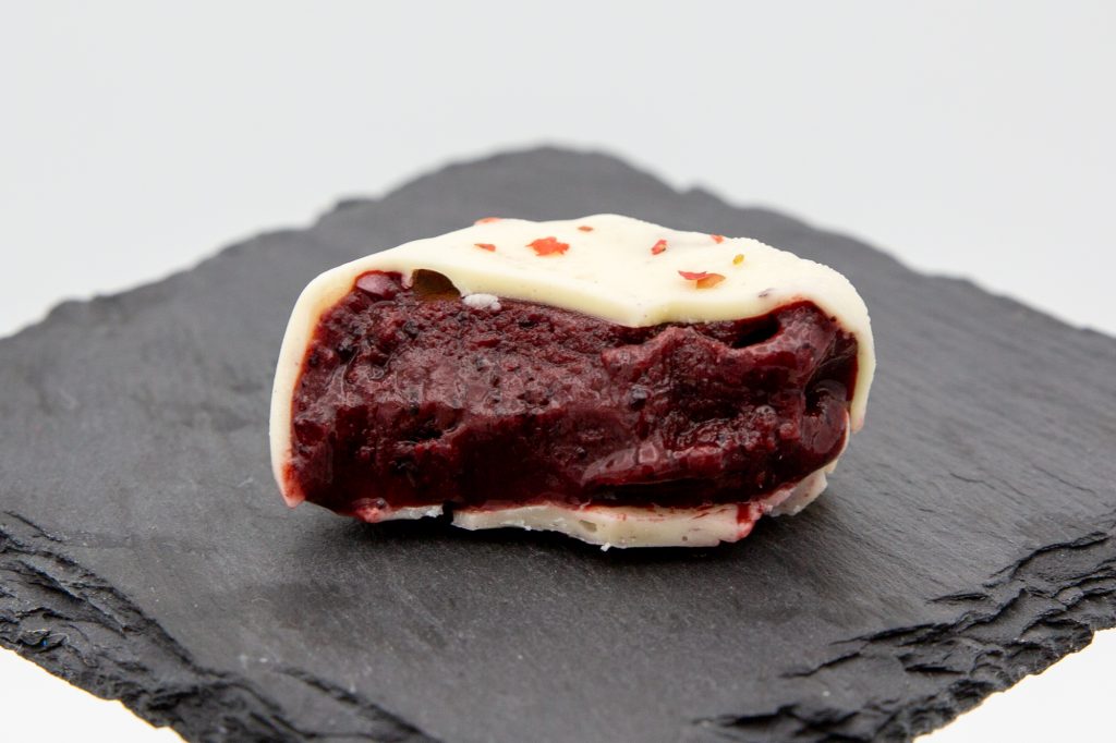 Heidelbeer-Eis Veganes Heidelbeer-Eis als Eiskonfekt mit knackiger weißer Schokoladenhülle.