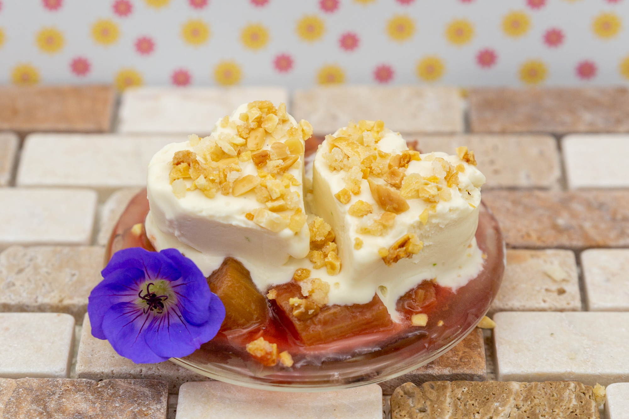 Quark ice cream with elderflower syrup - eis-macher.de