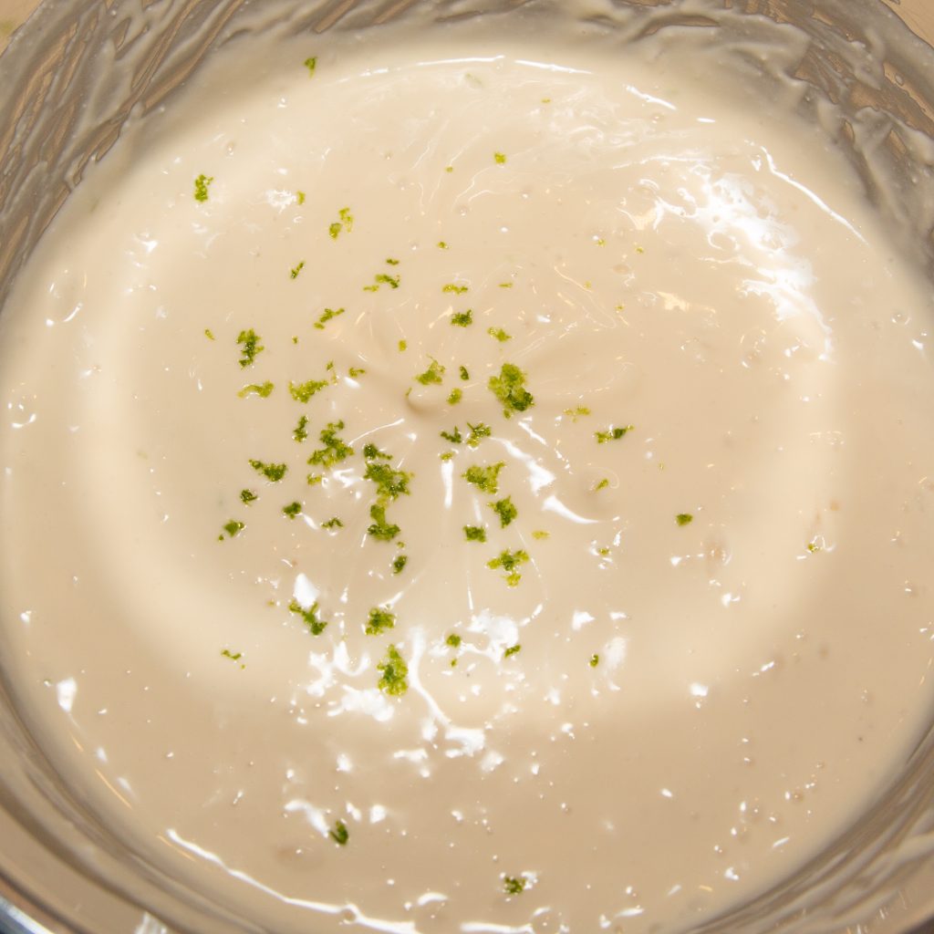 Quark-Eis Alle Zutaten für das Quark-Eis gut mit dem Schneebesen verrühren.