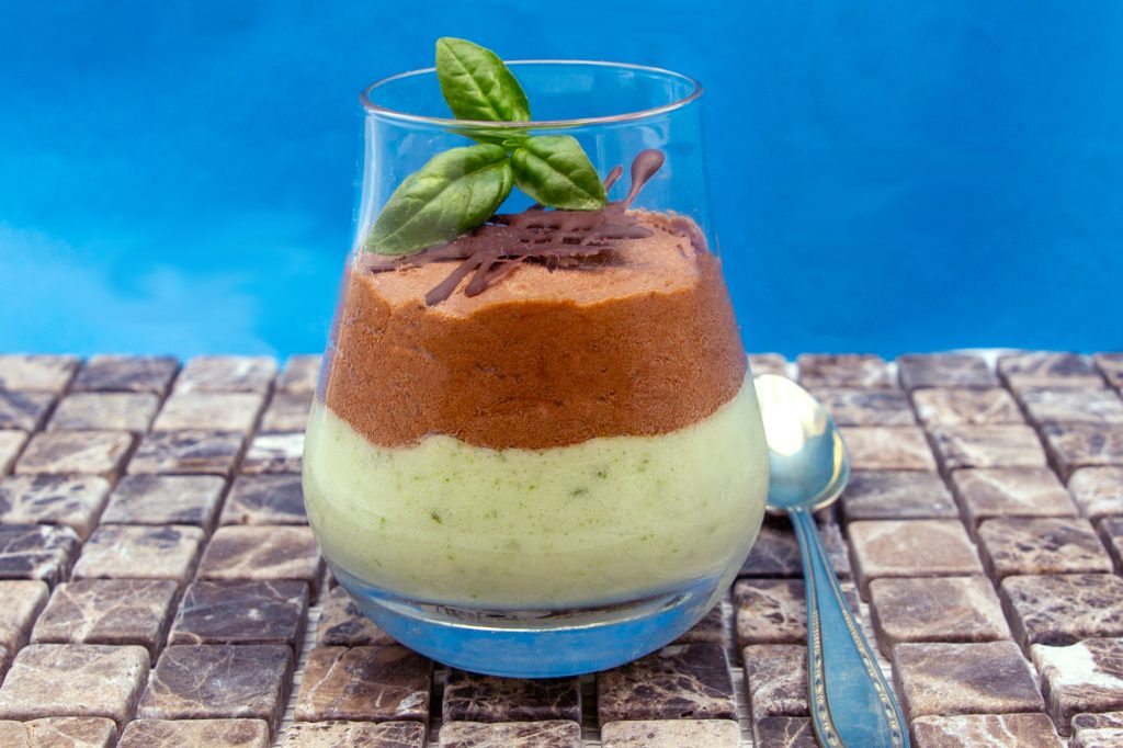 Helado de albahaca combinado con helado de chocolate vegano. Ambos pueden prepararse muy bien en paralelo y en capas antes de congelarlos.