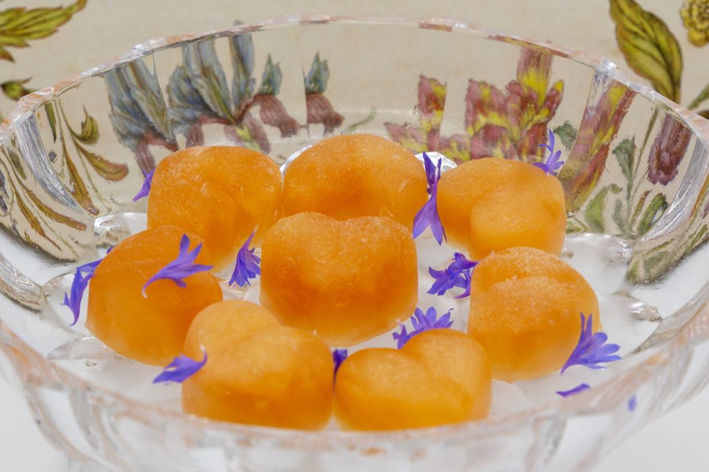 Grapefruit sorbet, as here frozen in praline heart shapes, makes a pretty arrangement with cornflower blossoms.