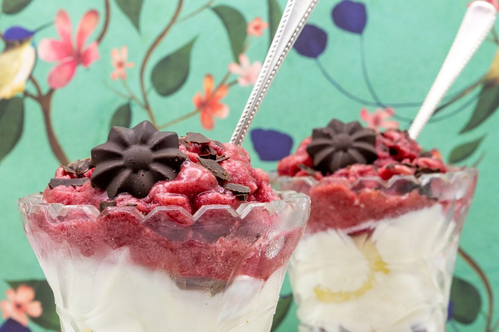 A sundae made of yoghurt ice cream, cherry ice cream and dark chocolate is simply ingenious. But there are many other design possibilities. You can find them in the tips.