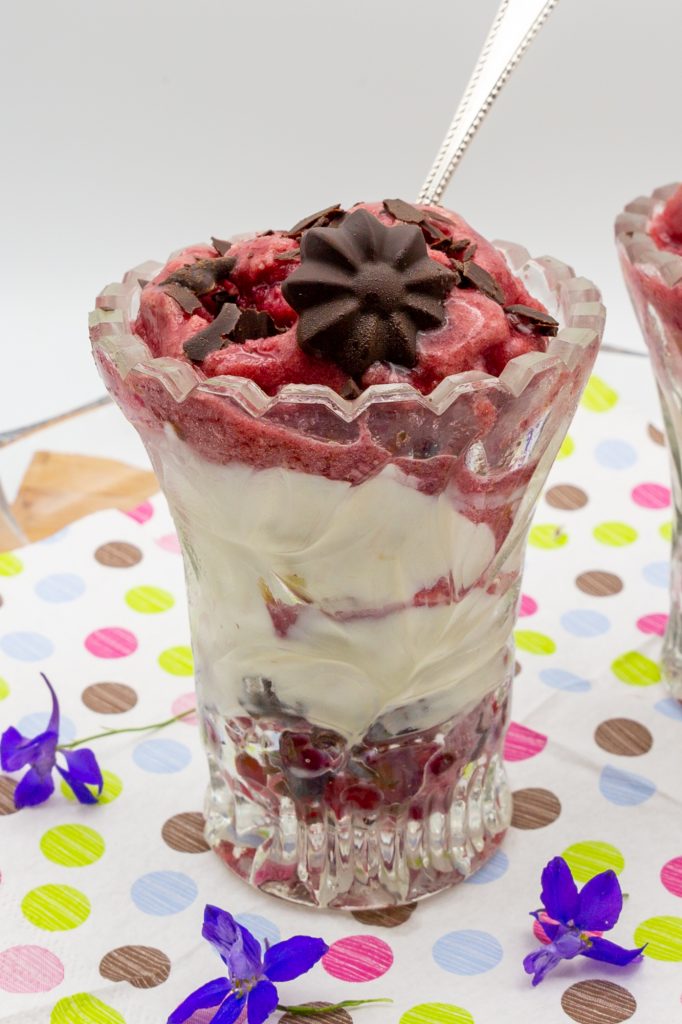 Joghurt-Kirsch-Eisbecher Hier sieht man die einzelnen Schichten meines Joghurt-Kirsch Eisbechers. Die Beschreibung findet ihr direkt im Anschluss.