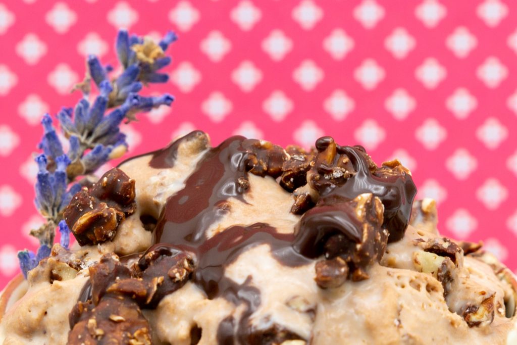 Nougat-Eis Eine selbst gemachte Schokoladen-Sauce passt ebenfalls sehr gut zum Nougat-Eis.