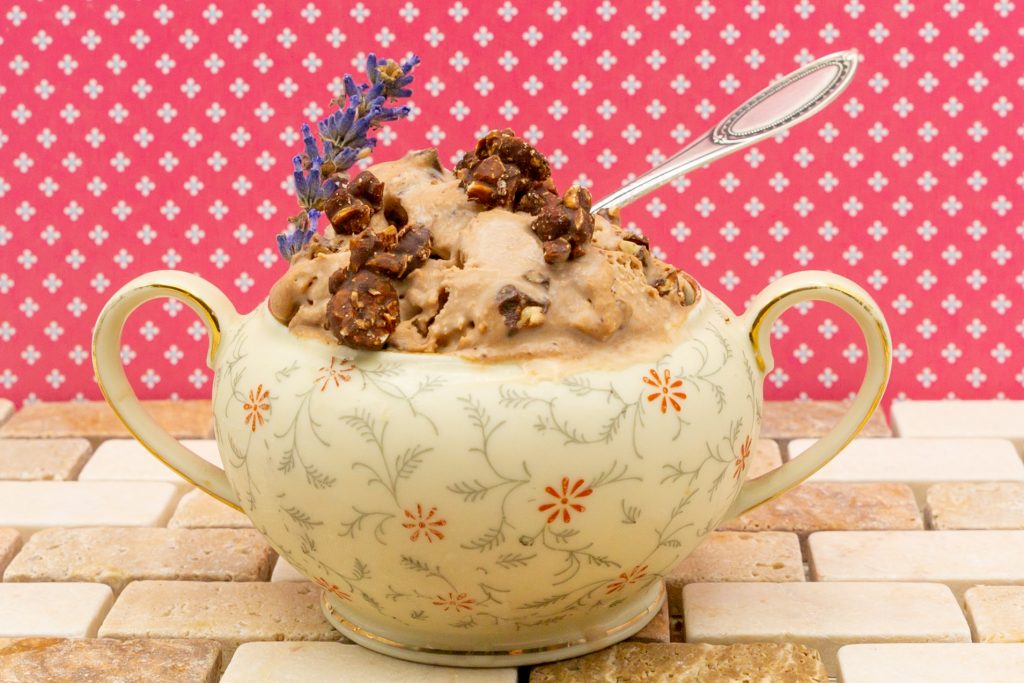 Nougat-Eis Leckeres Nougat-Eis mit schokolierten Nüssen als Topping.
