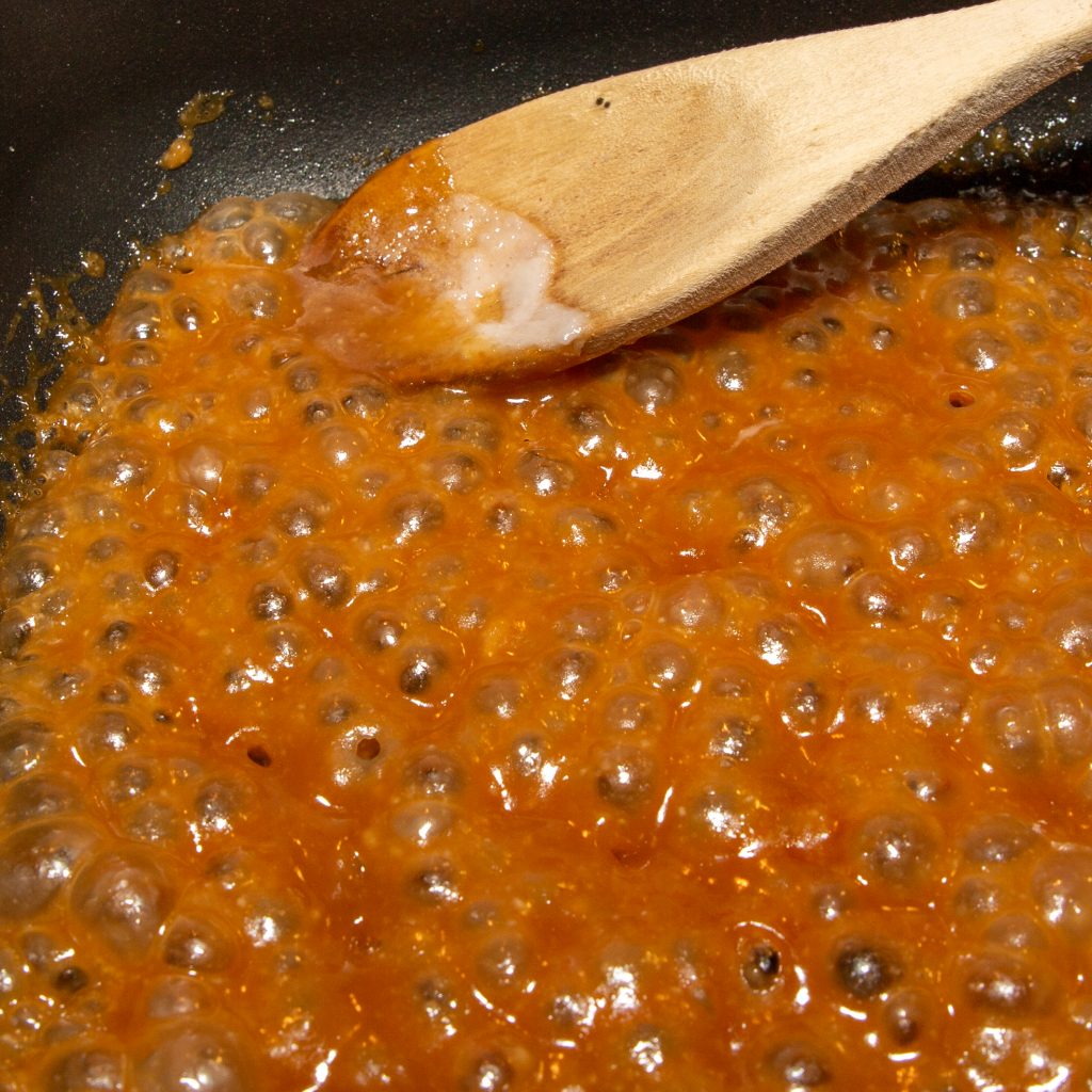 Die restliche Kokoscreme einrühren und dann noch einmal zum Kochen bringen.