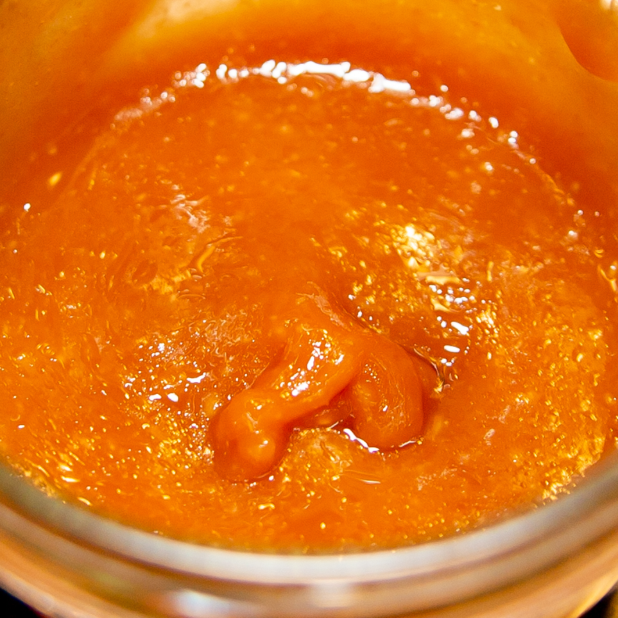 La salsa de caramelo vegana con crema de coco puede prepararse en sólo 10 minutos.
